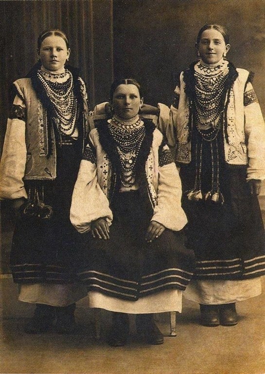 Як виглядали українки 100 років тому