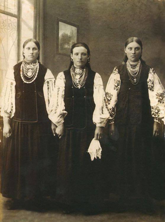Як виглядали українки 100 років тому